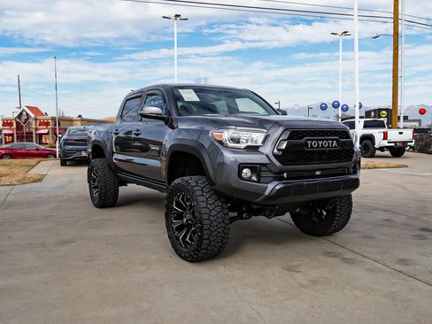 Used 2017 Toyota Tacoma TRD Off-Road w/ Premium & Technology Package image 2