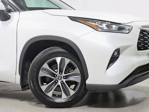 Used 2024 Toyota Highlander XLE AWD/4WD image 5