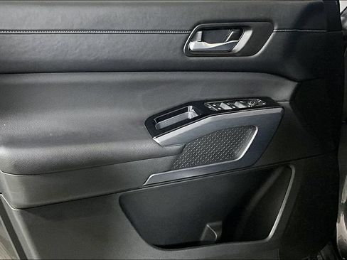 Used 2025 Nissan Pathfinder SL FWD image 18