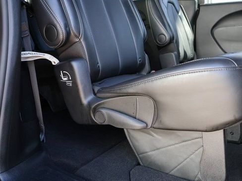 Used 2025 Chrysler Pacifica Select FWD image 13