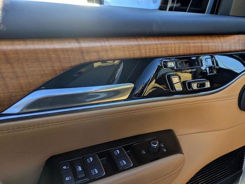 Used 2022 Jeep Grand Wagoneer Series III image 13