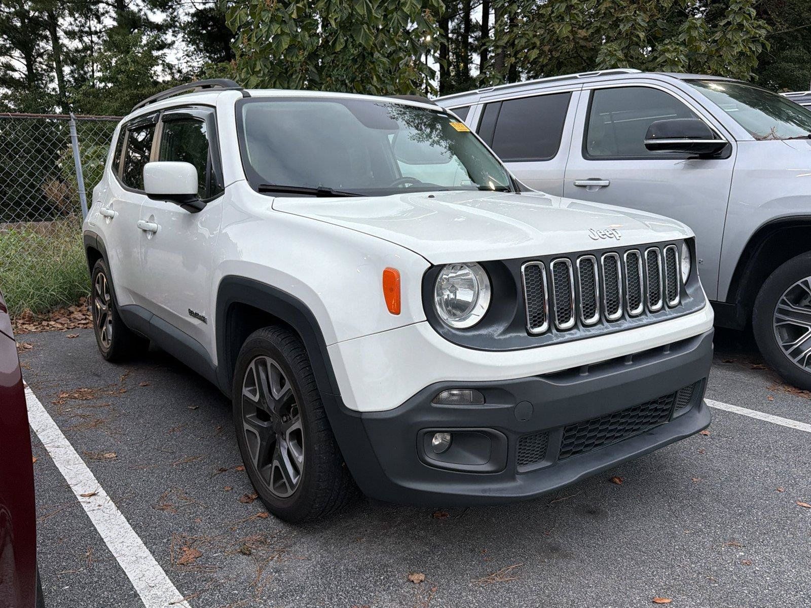 Used 2017 Jeep Renegade Latitude FWD image 3