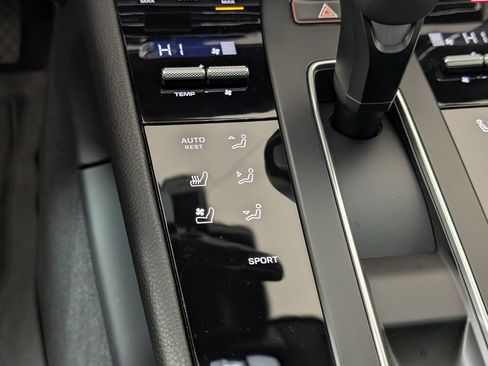 Used 2025 Porsche Macan image 26