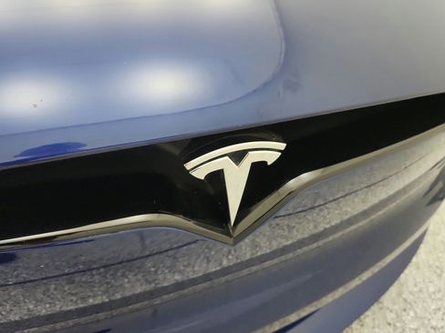 Used 2022 Tesla Model X image 17