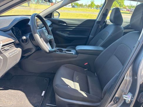 Used 2025 Nissan Altima 2.5 SV FWD image 27