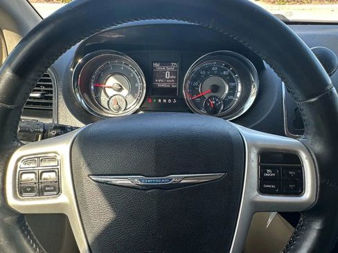 Used 2014 Chrysler Town & Country Touring image 15
