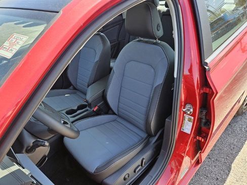 Used 2025 Volkswagen Jetta SE w/ Sunroof Package FWD image 17