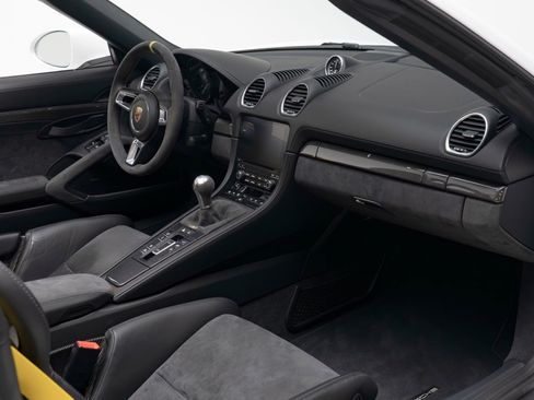 Used 2020 Porsche 718 Boxster Spyder RWD image 42