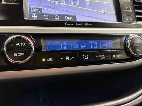 Certified 2017 Toyota Highlander SE image 21