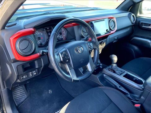 Used 2017 Toyota Tacoma TRD Sport image 18