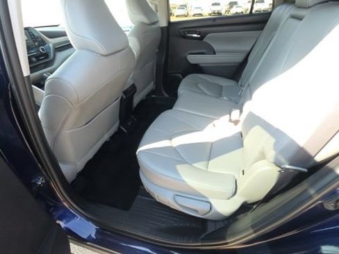 Used 2022 Toyota Highlander XLE AWD/4WD image 18
