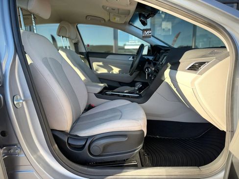 Used 2015 Hyundai Sonata SE w/ Option Group 09 FWD image 16