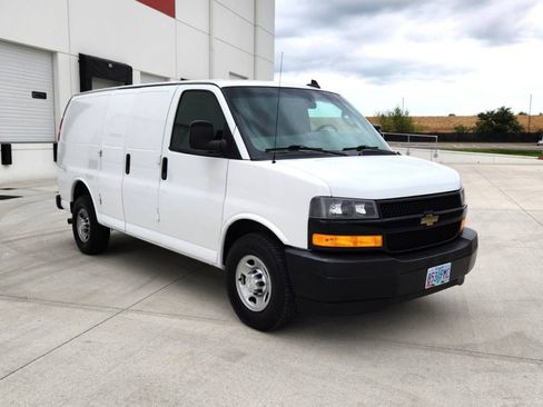 Used 2018 Chevrolet Express 2500 image 3