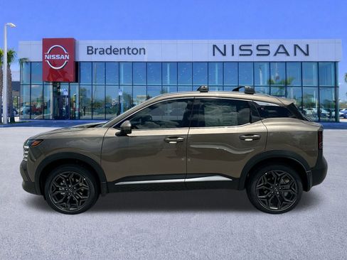 New 2025 Nissan Kicks SR FWD image 3