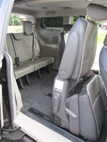 Used 2017 Kia Sedona LX w/ LX Essentials Premium Package FWD image 18