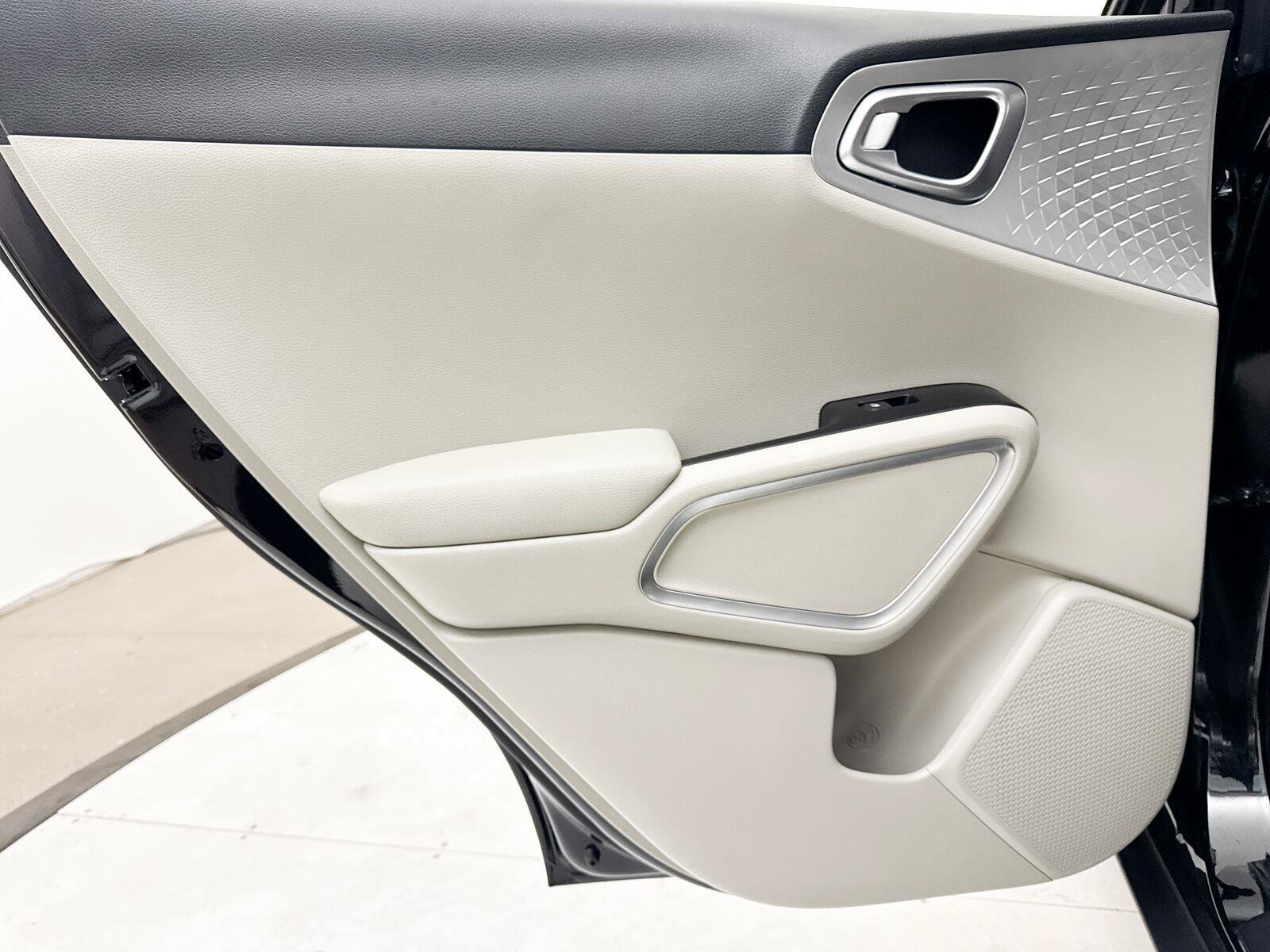Used 2025 Kia Soul LX w/ LX Technology Package FWD image 28