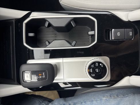 New 2025 Mitsubishi Outlander SE image 25