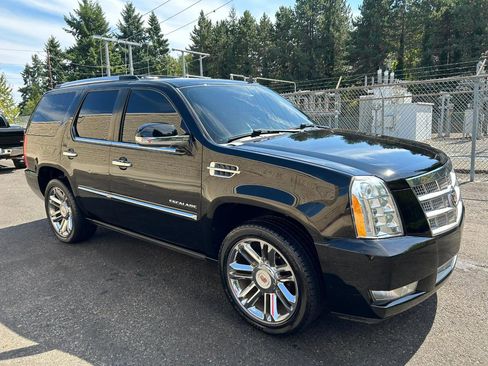 Used 2013 Cadillac Escalade Platinum AWD/4WD image 3