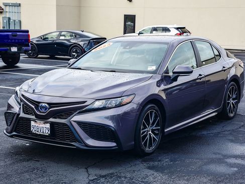 Used 2023 Toyota Camry SE image 3