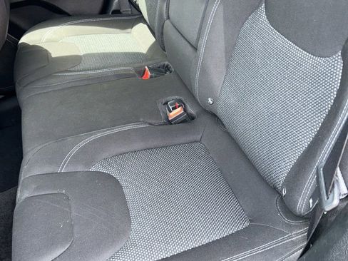 Used 2019 Jeep Cherokee Latitude w/ Popular Appearance Group FWD image 9