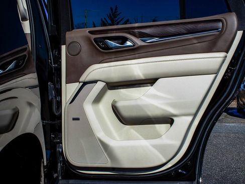 Used 2022 GMC Yukon Denali w/ Denali Premium Package image 12