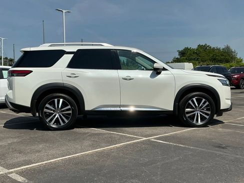 Used 2024 Nissan Pathfinder Platinum w/ Black Appearance Package FWD image 20