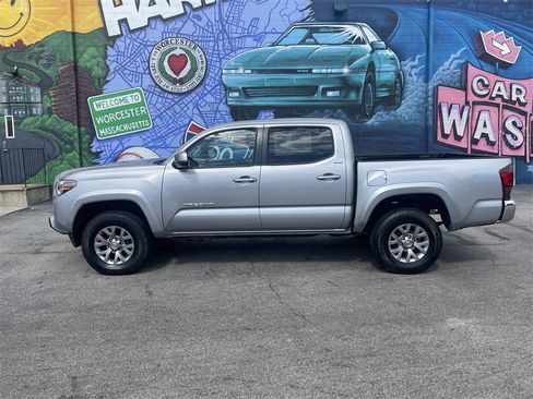 Used 2018 Toyota Tacoma SR5 image 2