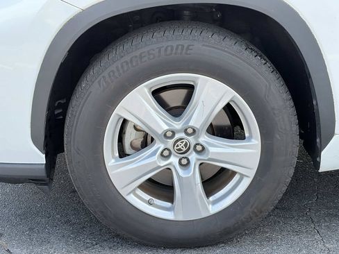 Used 2023 Toyota Highlander LE FWD image 11