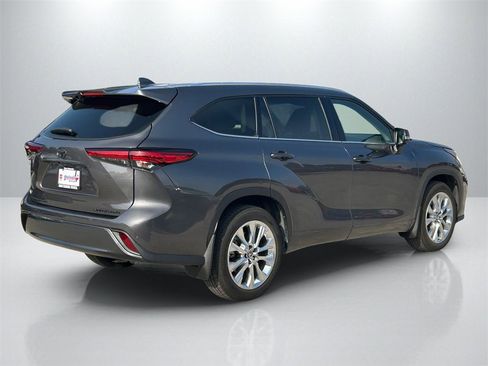 Used 2022 Toyota Highlander Limited image 5