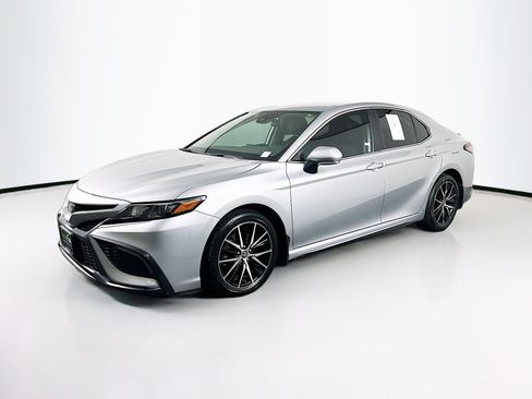 Used 2024 Toyota Camry SE FWD image 3
