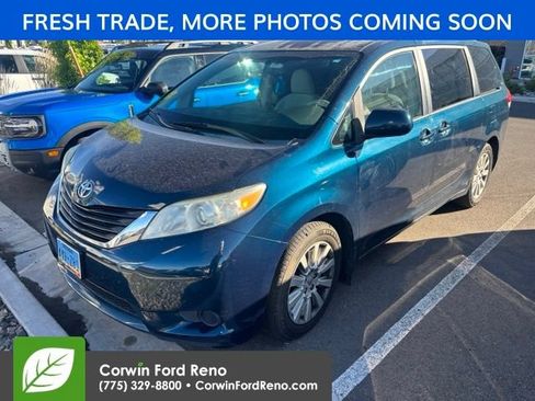 Used 2012 Toyota Sienna LE w/ Towing Pkg AWD/4WD image 2