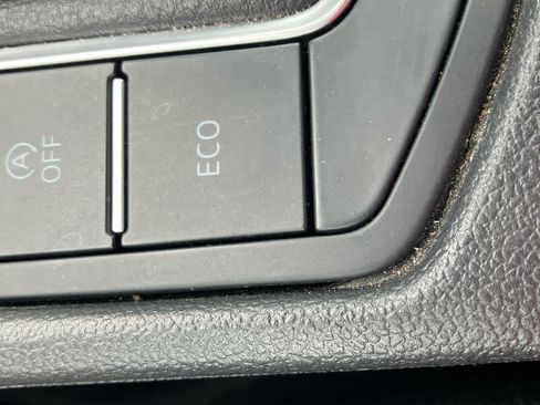 Used 2025 Volkswagen Jetta SE FWD image 28