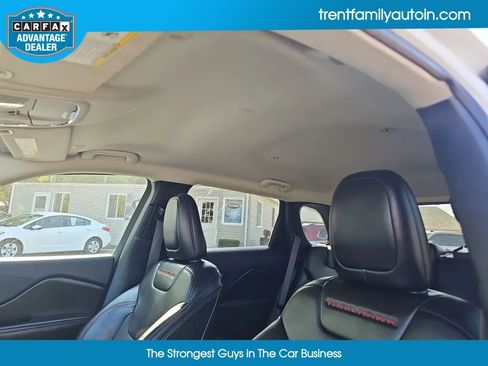 Used 2020 Jeep Cherokee Trailhawk image 32