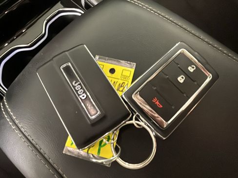Used 2023 Jeep Grand Cherokee Laredo AWD/4WD image 23