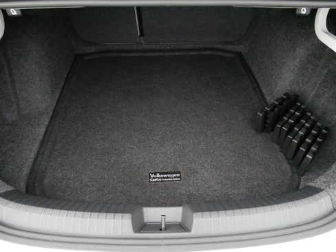 Used 2025 Volkswagen Jetta SE w/ Sunroof Package FWD image 18