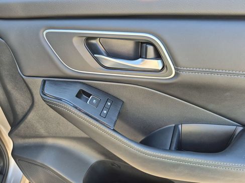 Used 2025 Nissan Rogue Platinum FWD image 29