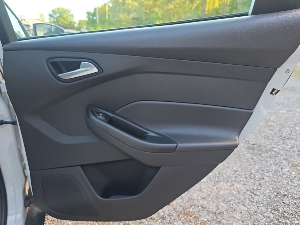Used 2014 Ford Focus SE w/ Equipment Group 201A FWD image 17