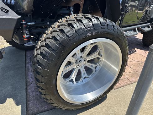 Used 2018 Jeep Wrangler Unlimited Sahara AWD/4WD image 13