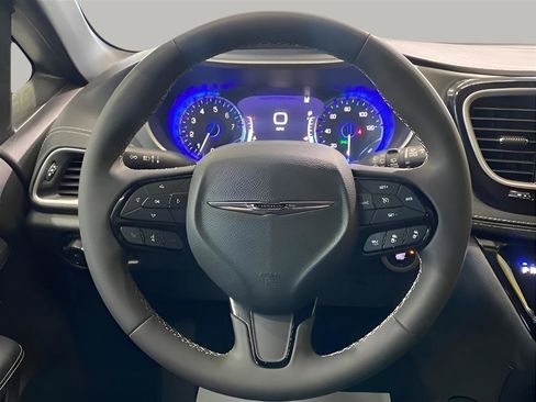 Used 2023 Chrysler Pacifica Touring FWD image 17