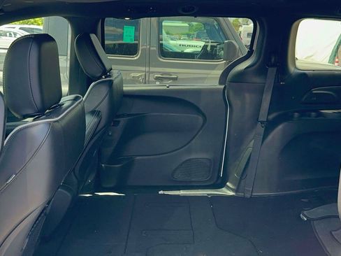 Used 2025 Chrysler Pacifica Limited FWD image 10