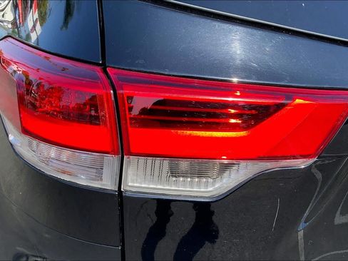 Used 2018 Toyota Highlander Limited FWD image 27