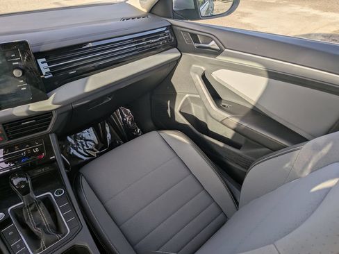 Used 2025 Volkswagen Jetta SE w/ Sunroof Package FWD image 15