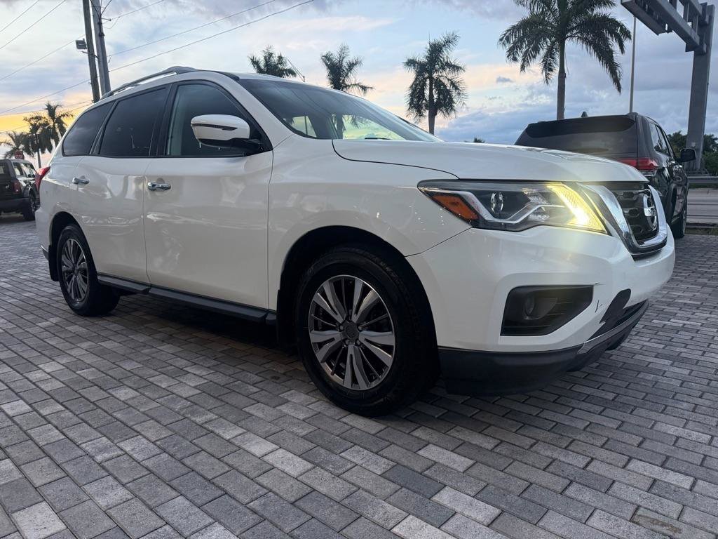 Used 2019 Nissan Pathfinder S FWD image 1