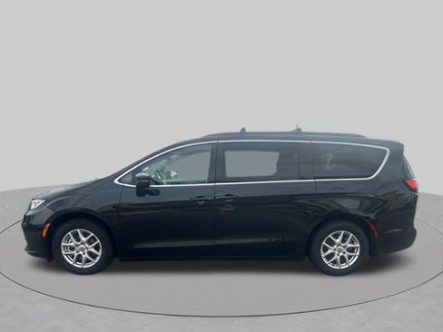 Used 2022 Chrysler Pacifica Touring-L FWD image 3