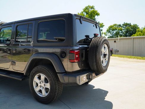 Used 2018 Jeep Wrangler Unlimited Sport S AWD/4WD image 21