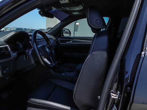 Certified 2020 Volkswagen Atlas Cross Sport SE FWD image 17