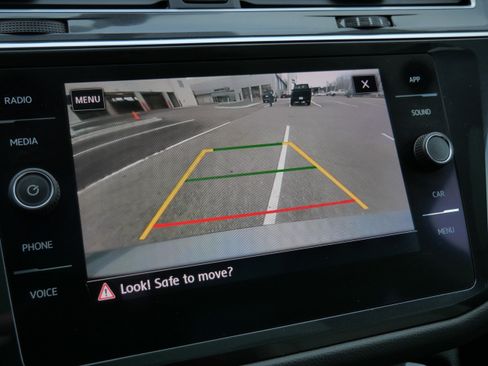 Used 2018 Volkswagen Tiguan SE w/ Panoramic Sunroof Package image 30