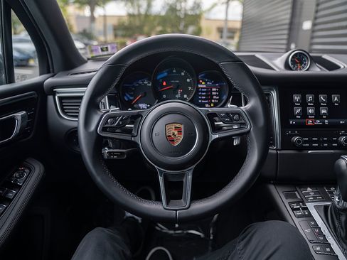 Certified 2018 Porsche Macan AWD/4WD image 6