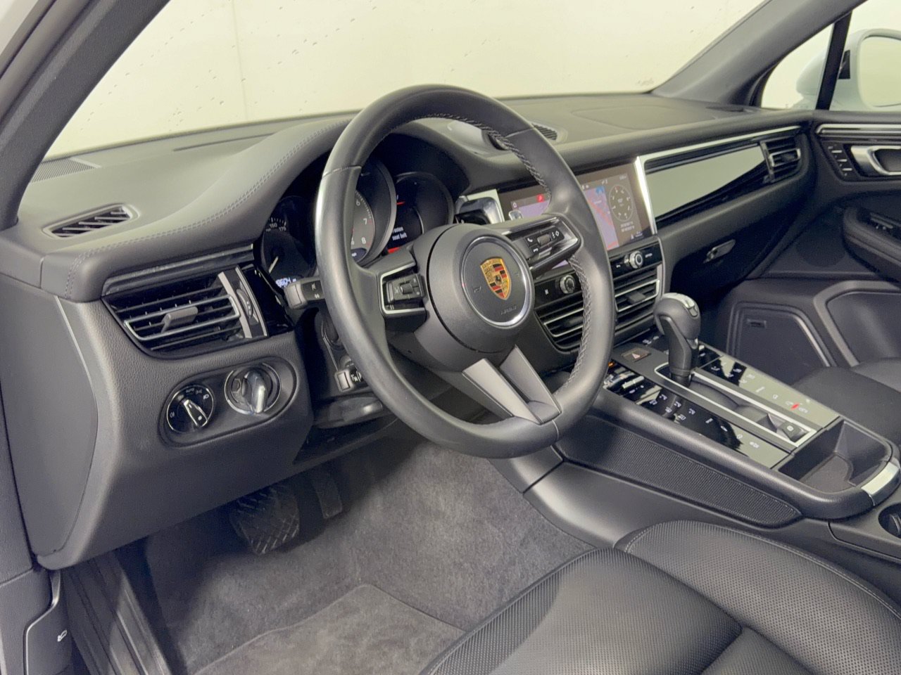 Certified 2022 Porsche Macan S AWD/4WD image 4