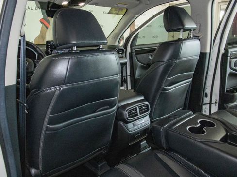 Used 2025 Honda Pilot Touring image 10